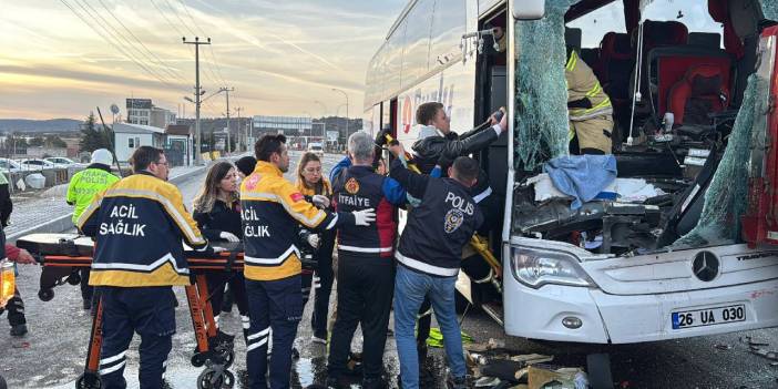 Kütahya'da yolcu otobüsü TIR'a çarptı: 14 yaralı