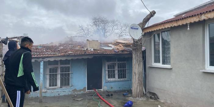Yangın çıkan evin çatısı kül oldu