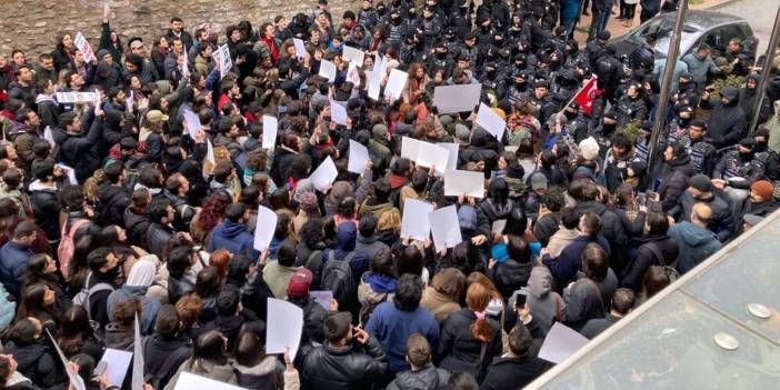 Öğrencilerden İmamoğlu protestosu: Polis barikat kurdu