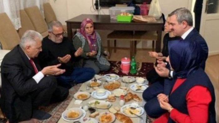 Binali Yıldırım, yemek masasının bulunduğu odada yer sofrasında iftarını açtı