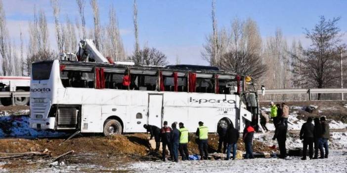 Yolcu otobüsü şarampole devrildi: ölü ve çok sayıda yaralı var