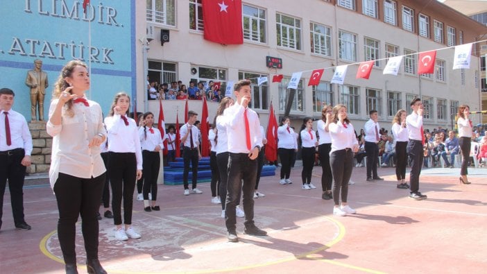 Gençler 19 Mayıs Marşı'nı işaret dili ile okudu