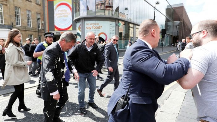 İngiltere'de 'milkshake protestoları' sürüyor