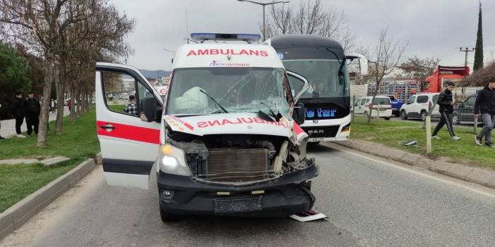 Hasta taşıyan ambulans kazaya karıştı: 2 sağlık çalışanı yaralandı