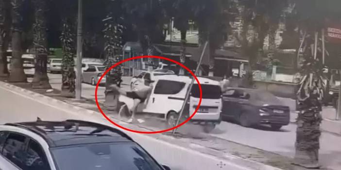 Adana'da korkunç kaza: Kontrolden çıkan araç refüjdeki yayaya çarptı