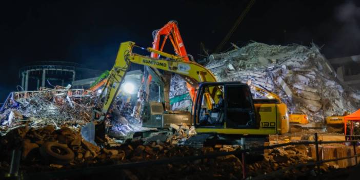 7.7’lik depremde bina böyle çöktü! 11 ölü, 76 kayıp