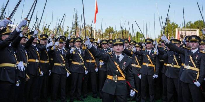 Özgür Özel, üstleneceklerini açıklamaştı: Teğmenler davaları kazanamazsa 500 bin lira borç ödeyecek