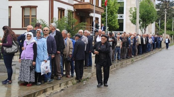 İmamoğlu'na destek için dakikalarca kuyrukta beklediler