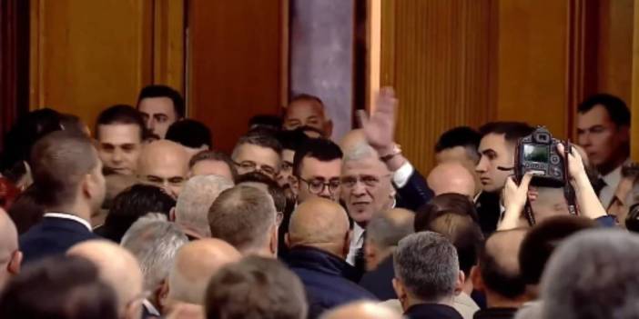 Müsavat Dervişoğlu salona Volkan Konak'ın şarkısıyla giriş yaptı