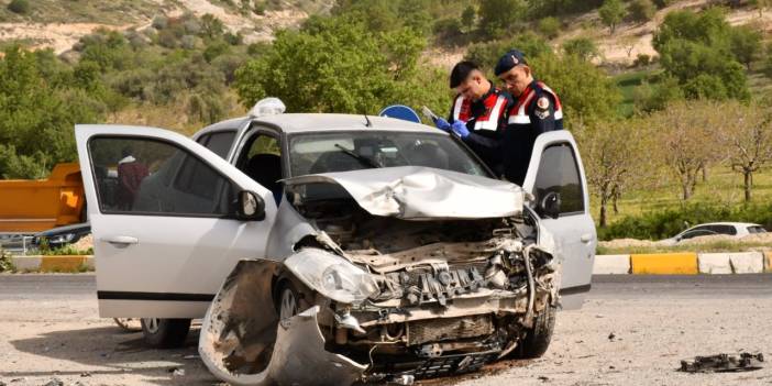 Adıyaman'da iki araç çarpıştı: Kazada ölü ve yaralılar var