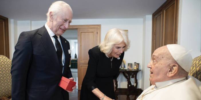 Kral Charles ve Kraliçe Camilla'dan Papa'ya ziyaret: 20 dakika sürdü