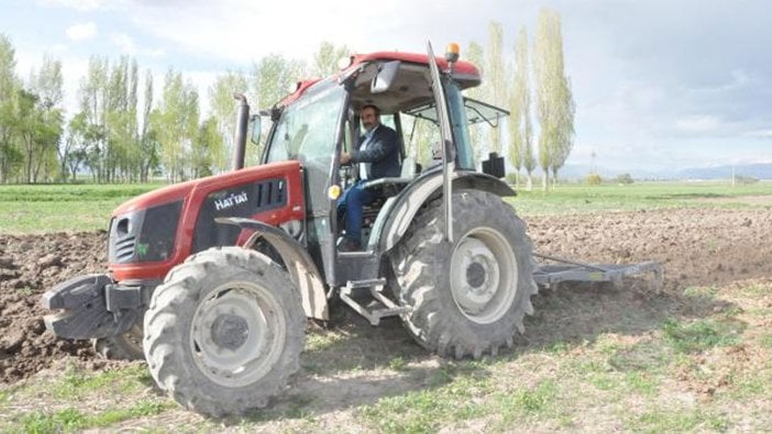 Tarlasını süren çiftçi 5 bin yıllık tarihi eserler buldu