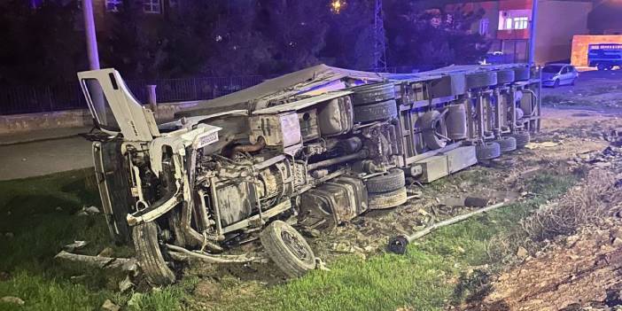 Kırmızı ışıkta geçen TIR hafif ticari araca çarptı: 1'i bebek 6 yaralı