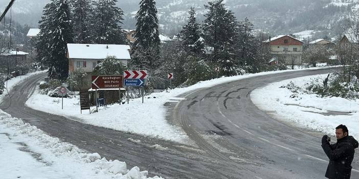 Bartın'da kar yağışı nedeniyle 28 köy yolu ulaşıma kapandı