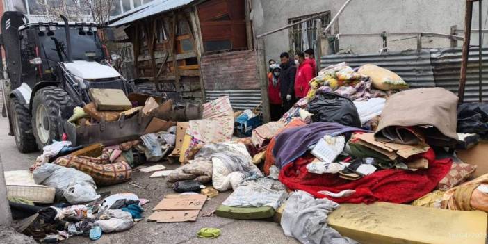 Yaşlı çiftin evinden 10 ton çöp çıkarıldı