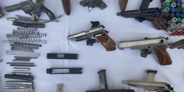Evden çıkanlar şaşırttı: Tabanca, tüfek, tarihi eser ne ararsan var