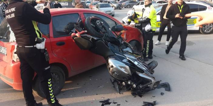 Otomobil ile motosiklet çarpıştı: Kask sayesinde ölümden döndü