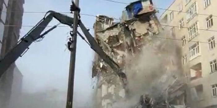 İş makinesi operatörü ölümden döndü: Bina iş makinesinin üzerine yıkıldı