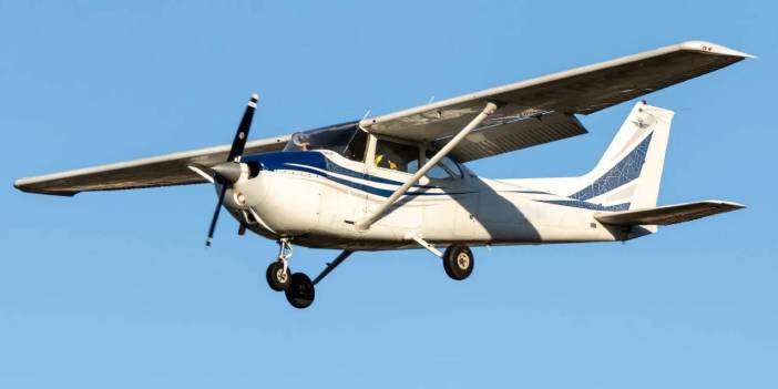 Elektrik hatlarına çarpan uçak düştü: 4 ölü