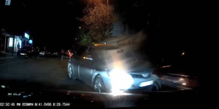 El frenini çekmeyi unuttu: Otomobil kaza yaptı
