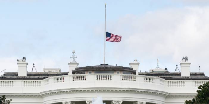 Trump talimat verdi: Beyaz Saray'da bayraklar yarıya indirildi