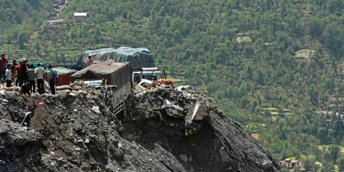 Cammu Keşmir'de toprak kayması ve yıldırım isabet etmesi sonucu 5 kişi öldü