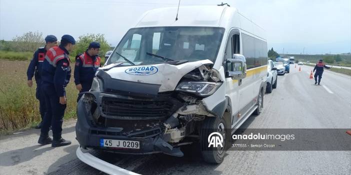 Manisa’da ortaokul servisleri çarpıştı: Yaralı öğrenciler var