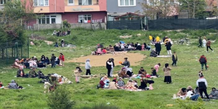 Deprem İstanbul'u salladı, vatandaşlar parklara sığındı