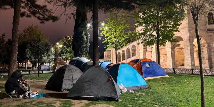İstanbul'da depremin ardından evlerine girmek istemeyenler çadır kurdu!