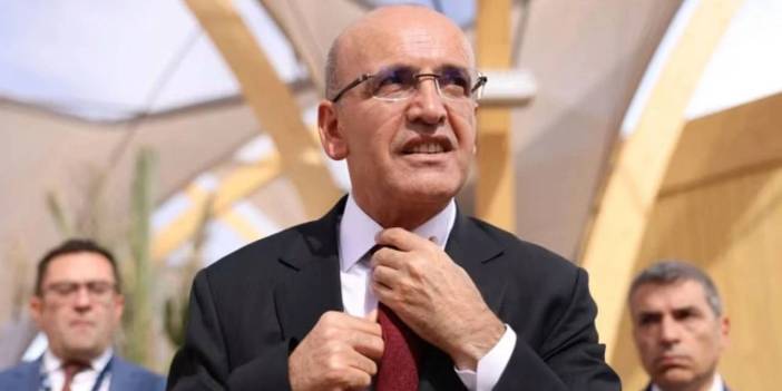 Ünlü şarkıcı açıkladı: Mehmet Şimşek'in pantolonu nereden çıktı?
