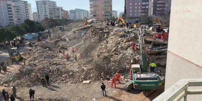 Depremde 151 kişinin öldüğü binada firari müteahhit için ‘yakalama kararı kaldırılsın’ talebi
