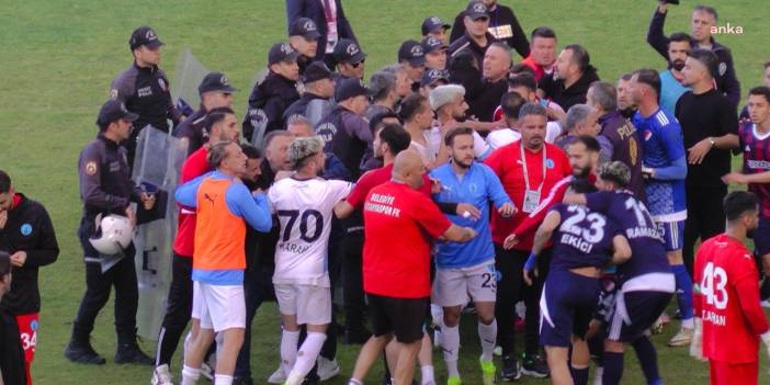 Sahada futbolcular tribünde taraftarlar birbirine girdi