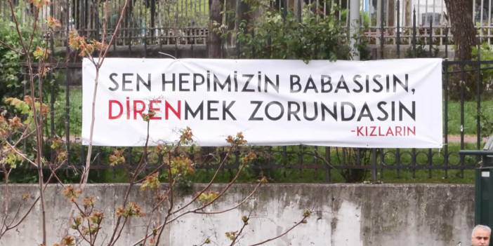 Hastane önü Sırrı Süreyya pankartlarıyla doldu