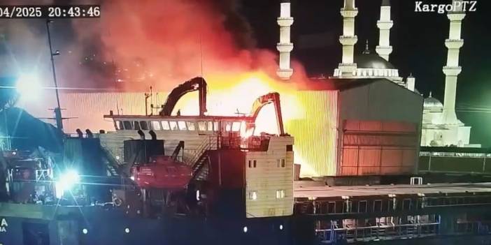 Limandaki yangında koca vinç küle döndü