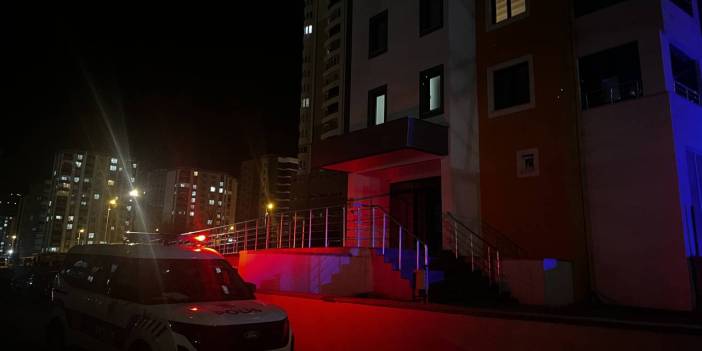 Elinde bıçakla yere düştüğü iddia edilen kadın ağır yaralandı