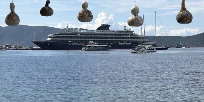 Bodrum'a lüks akını: Dev kruvaziyer 590 turistle geldi