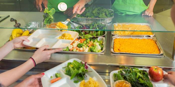 Okul yemeğinden çıkan şey pes dedirtti! Yüzlerce öğrenci zehirlendi
