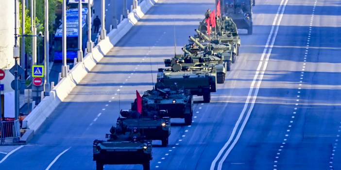 Rus askerleri Zafer Günü öncesi meydana indi