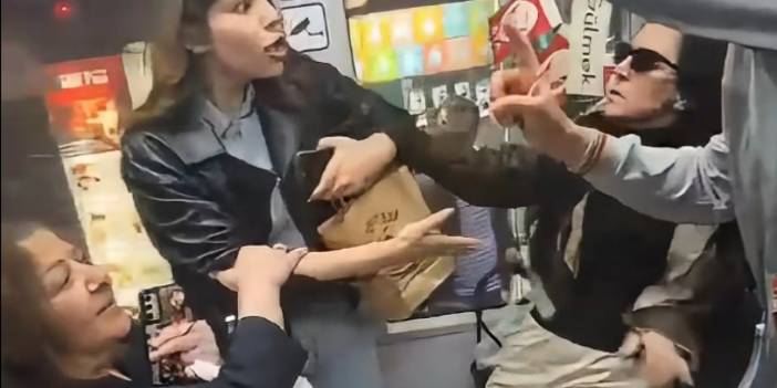 Tramvayda 3 kadın küfürlerle birbirine girdi