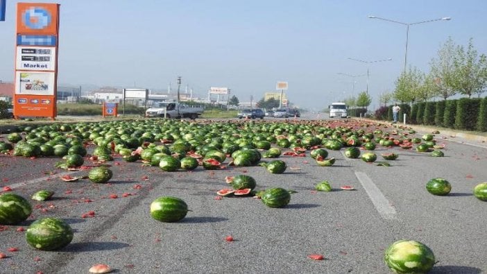 TIR devrildi, yol karpuz tarlasına döndü