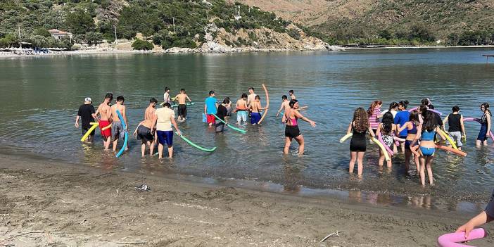 Depremzede çocuklar ilk kez denizle buluştu