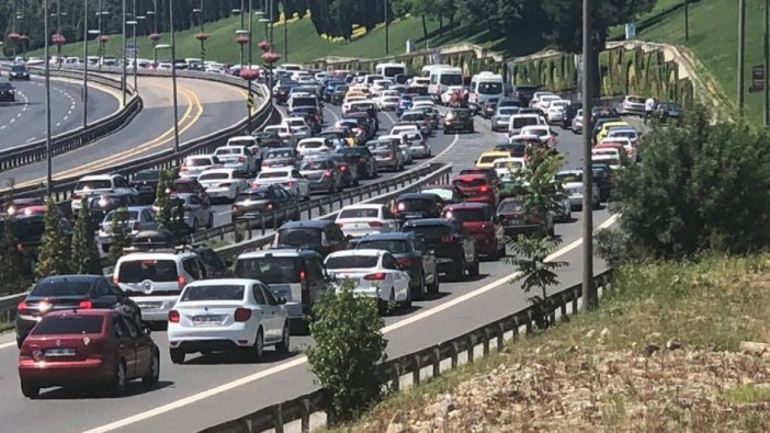 İstanbul'da bayram yoğunluğu! Trafik felç oldu