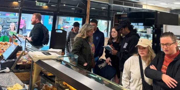 Ünlü oyuncu fırında çalışırken görüldü: Müşteriler gözlerine inanamadı