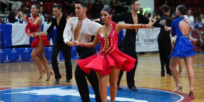 Dansçılar hünerlerini İzmir'de sergiliyor