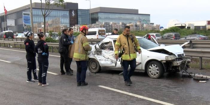 Bariyerlere çarpan otomobil takla attı: Ölü ve yaralılar var
