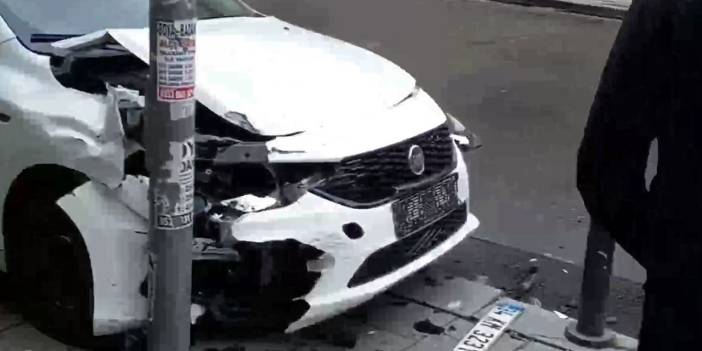 Kaldırıma çıkan otomobil aydınlatma direğine çarparak durdu