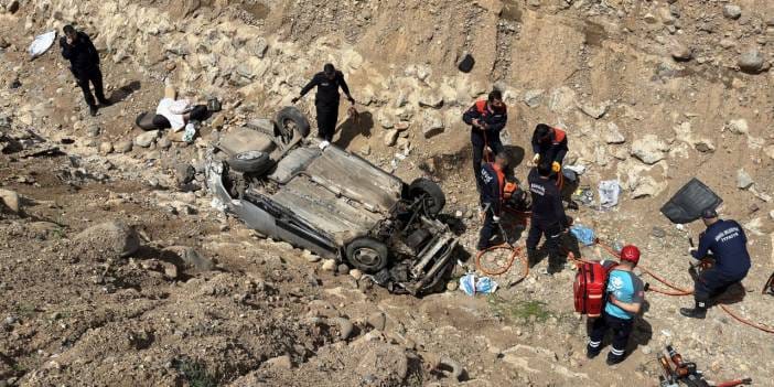 Bingöl'de korkunç kaza: Otomobil dere yatağına devrildi, 4 kişi içine sıkıştı