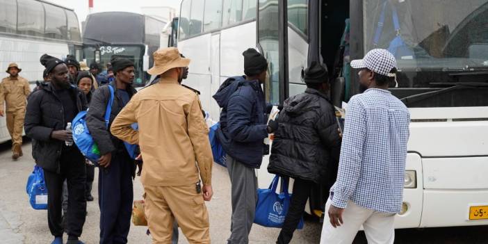 175 kaçak göçmen ülkelerine gönderildi: Sınır dışı işlemleri devam edecek