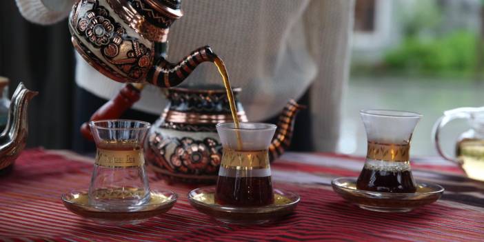 Japonya'nın ilk "Türk çayı demleme ustası" Yumika’nın Rize'de ince belliyle sınavı