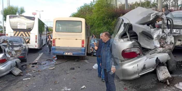 Ankara'da korkutan kaza: Minibüs, kırmızı ışıkta bekleyen araçlara çarptı, 14 yaralı